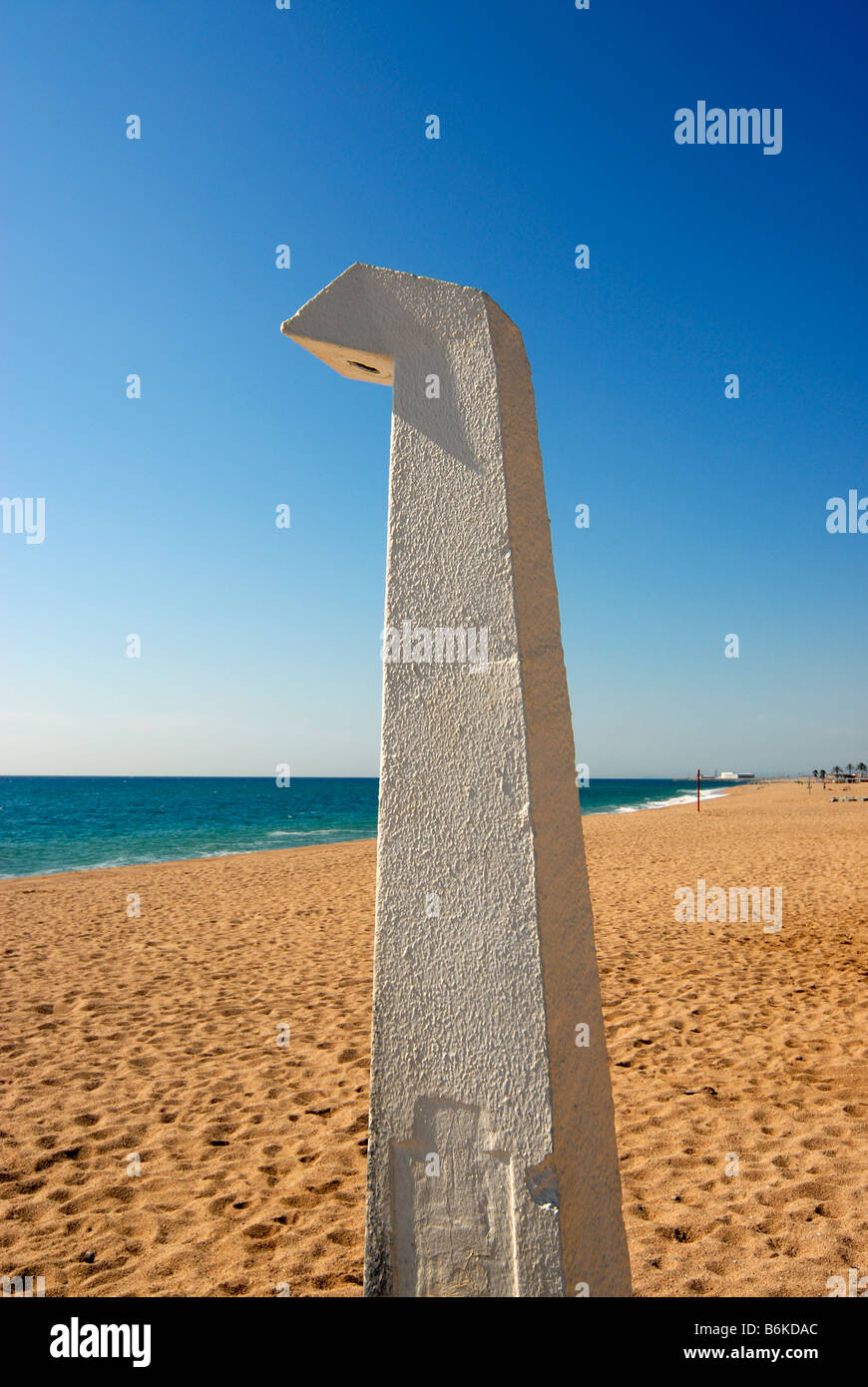 Dusche am leeren Strand Costa Brava in Spanien Stockfoto