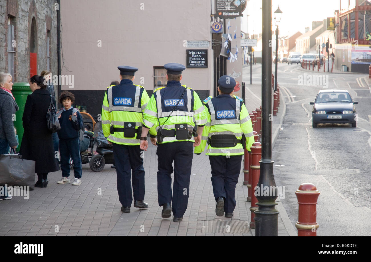 drei Mitglieder der irischen Polizei Gardai Siochana an der Hauptstraße in Navan Meath ireland Stockfoto