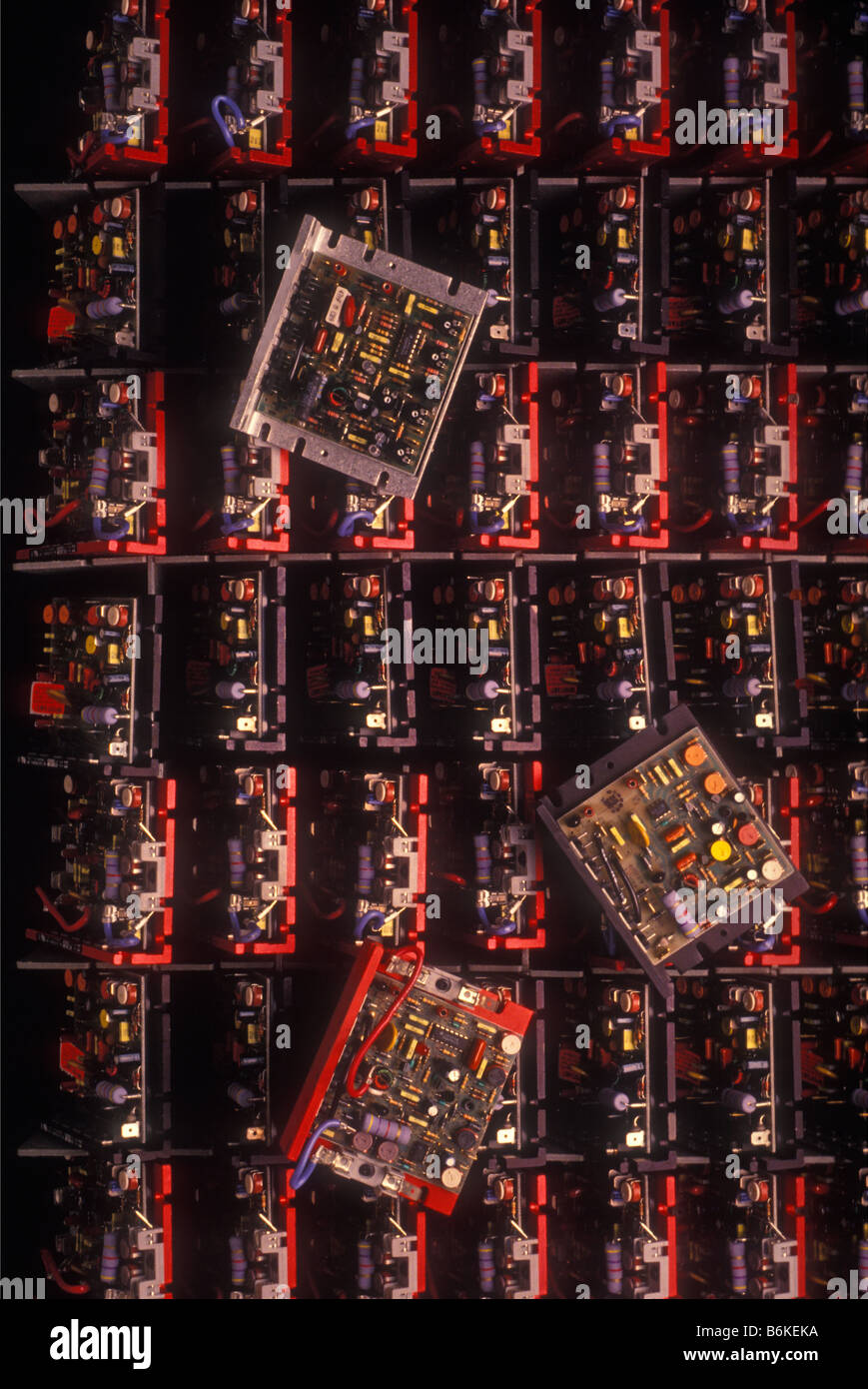 Computer-Leiterplatten Technologie Chips Stillleben rot schwarz in Folge Stockfoto