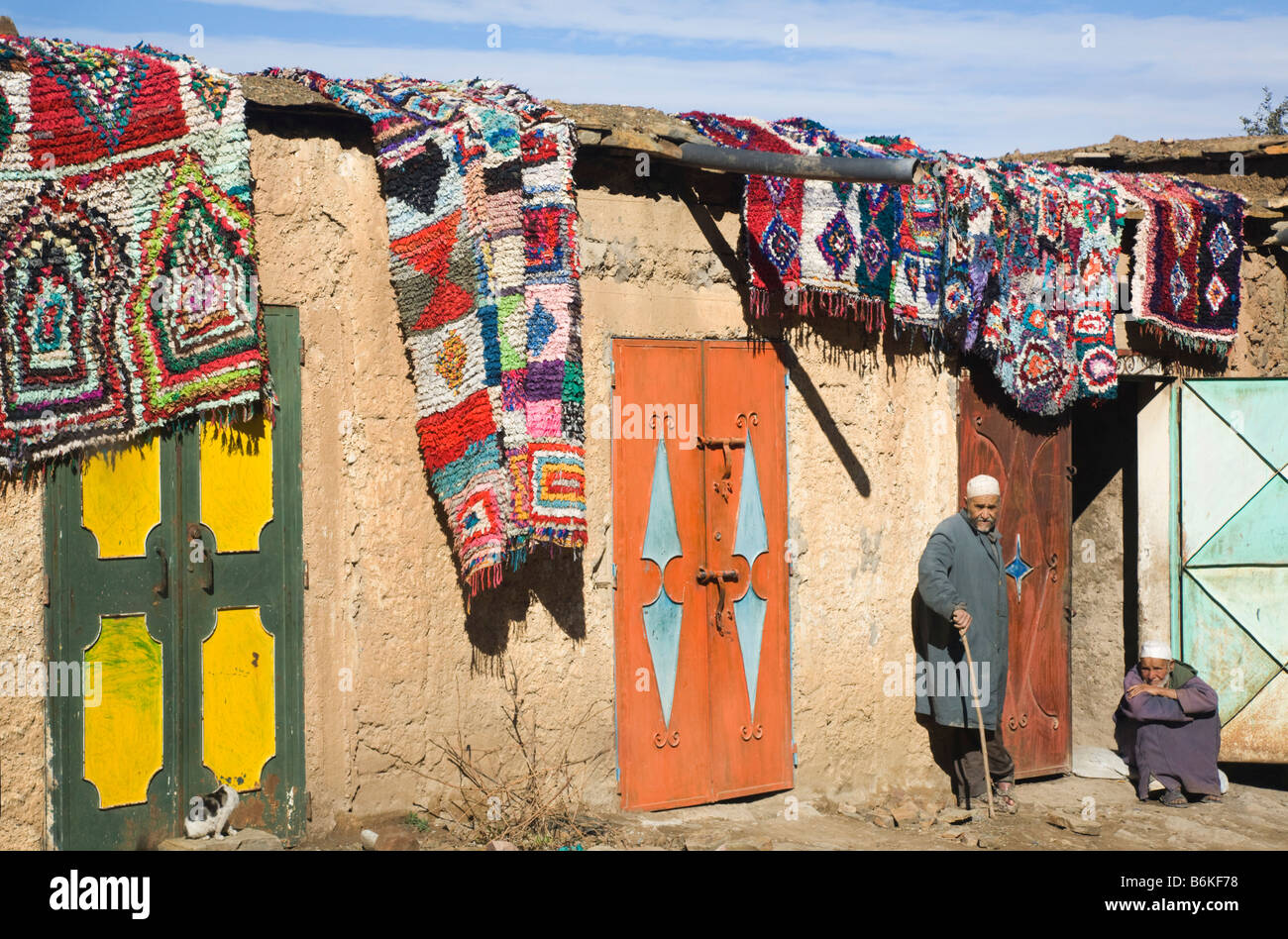 Traditionshaus der marokkanischen Berber Teppiche draußen hängen. Marokko Stockfoto