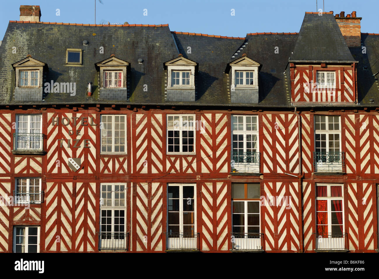 Rennes Bretagne Frankreich bunte mittelalterliche halbe Fachwerkhaus Gebäude am Place du Champ Jacquet Stockfoto