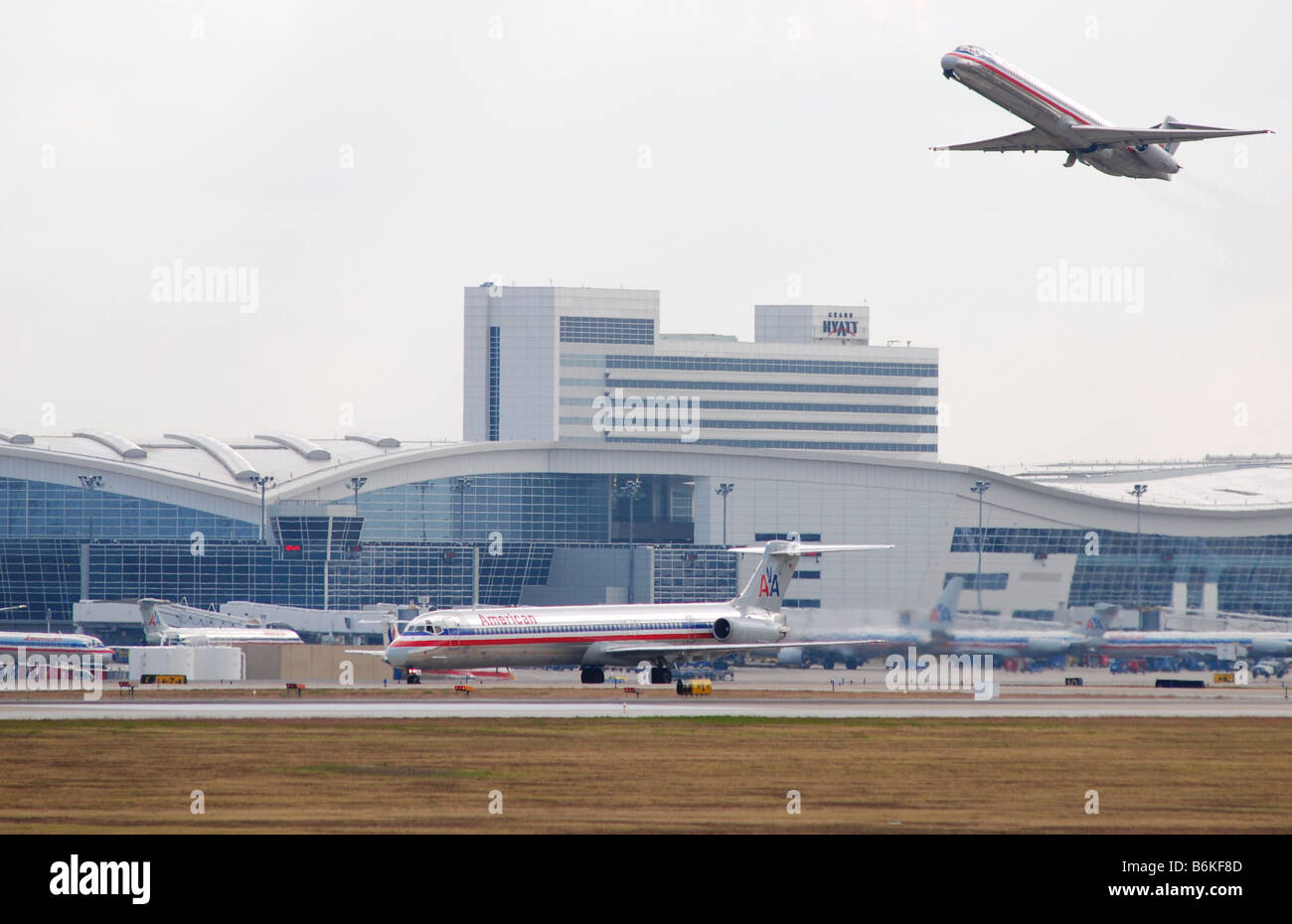 Flugzeug abheben in Dallas-Ft. Worth International Airport Stockfoto