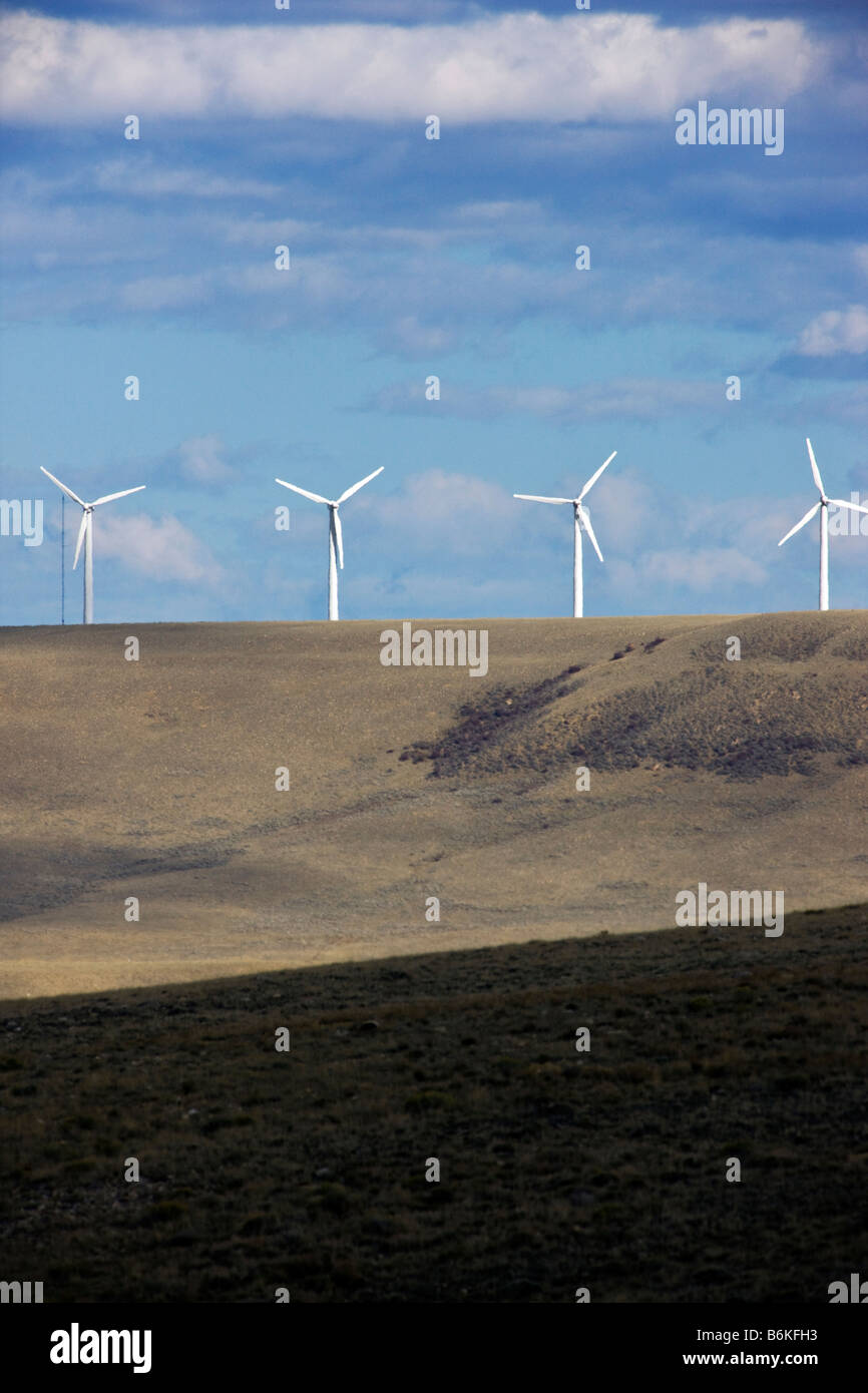 Windräder erzeugen elektrischen Strom in der Nähe von Arlington, Wyoming, USA Stockfoto