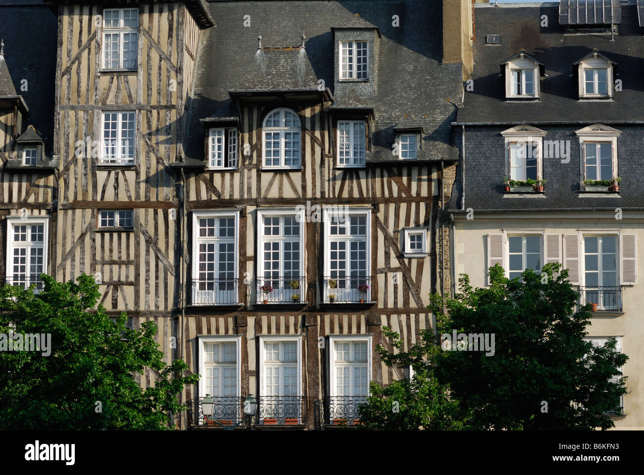 Rennes Bretagne Frankreich halbe Fachwerkhaus Gebäude am Place des Lices Stockfoto