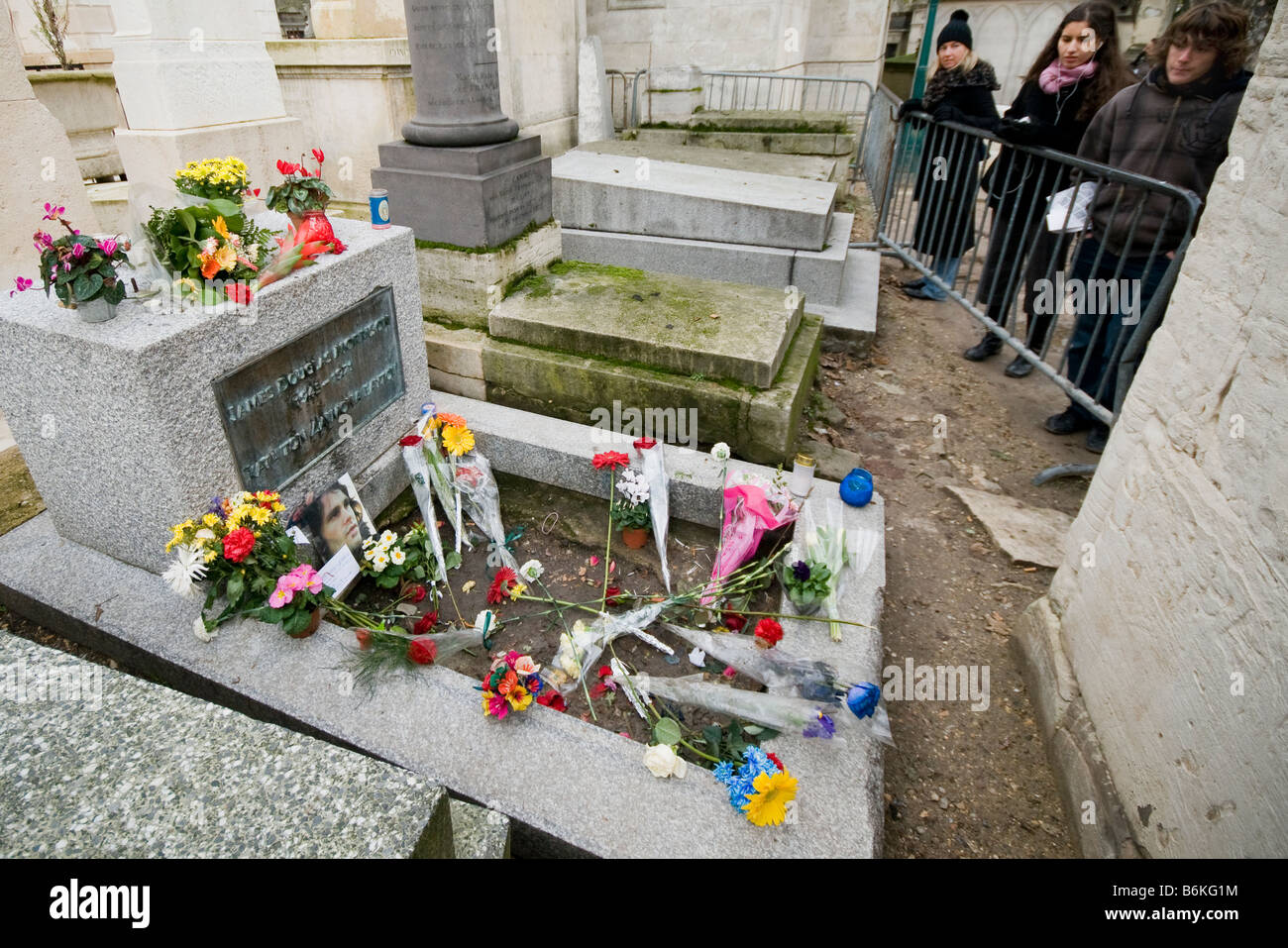 Das Grab von Jim Morrison auf dem Père Lachaise Friedhof in Paris Frankreich Stockfoto