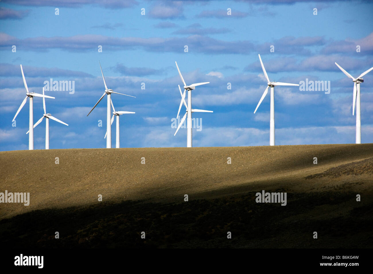 Windräder erzeugen elektrischen Strom in der Nähe von Arlington, Wyoming, USA Stockfoto