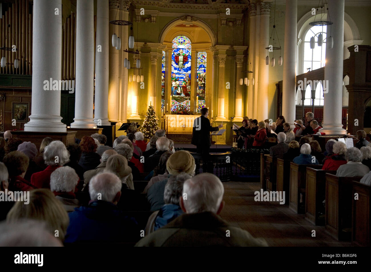 Eine Gemeinde feiert Weihnachten während einer traditionellen Carol in Sunderland Old Parish Church. Stockfoto