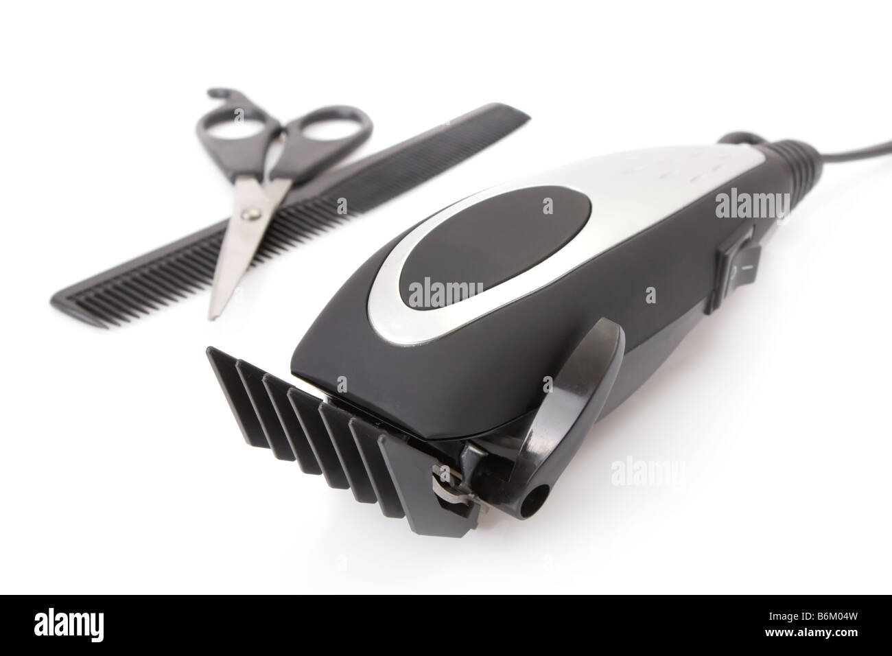 moderne elektrische Haare / Bart Trimmer mit Schere und Kamm  Stockfotografie - Alamy