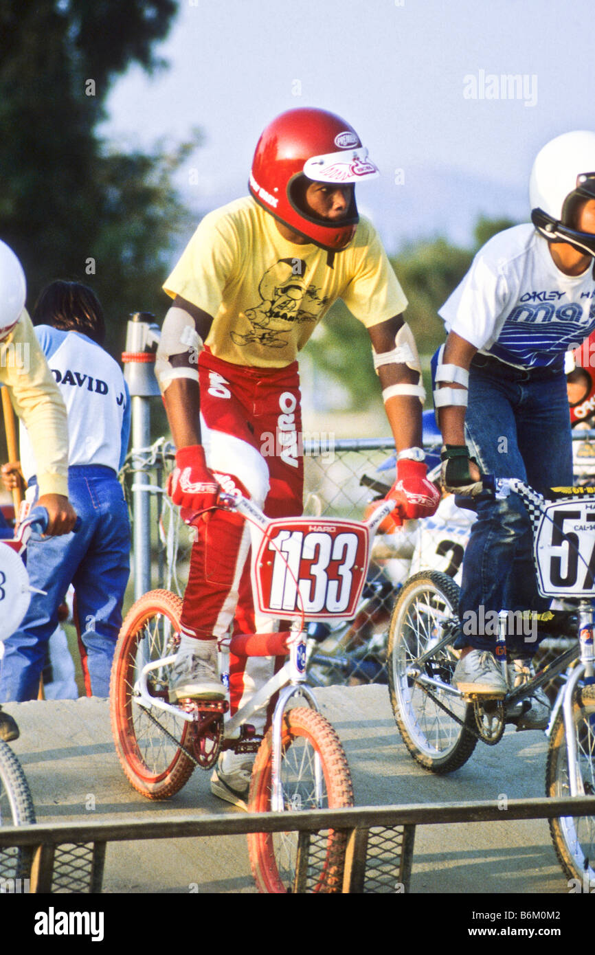 Schwarze Teen und weiße Teenager vorzubereiten, Bicycle Motocross BMX Rennen zu starten. Stockfoto