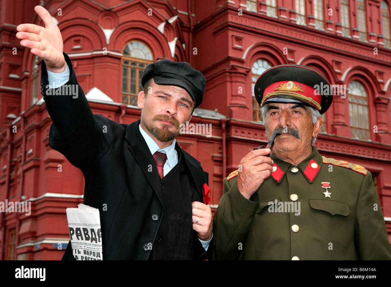 Wladimir Lenin (1870-1924) und Josef Stalin (1878-1953) am Manege-Platz in Moskau, Russland Stockfoto