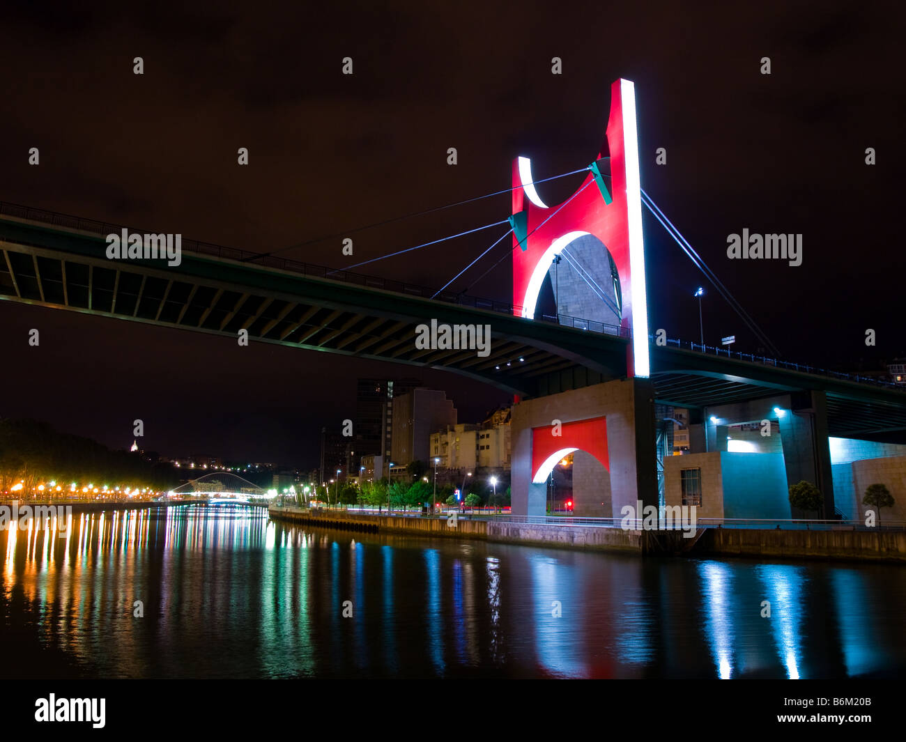 Bilbaos Puente De La Salve schimmert in der Nacht. Stockfoto