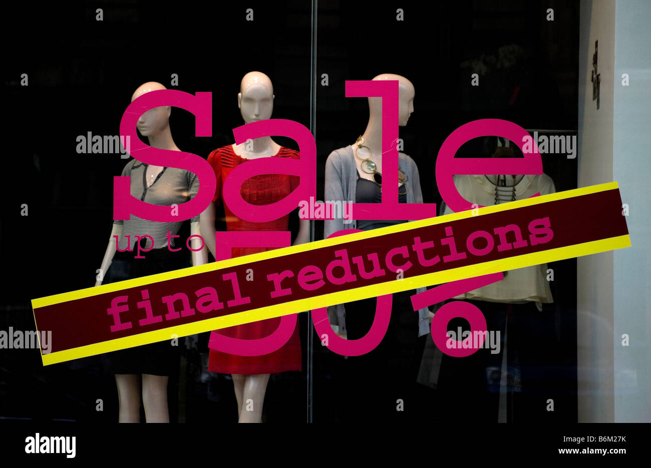 Shop Fenster Verkaufsschild anzeigen letzte Reduzierungen Schottland, Vereinigtes Königreich, Europa Stockfoto