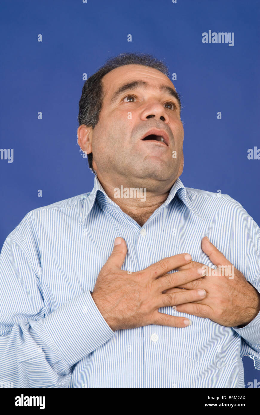 Mannhände greifen Brust mit einem Herzinfarkt Stockfoto