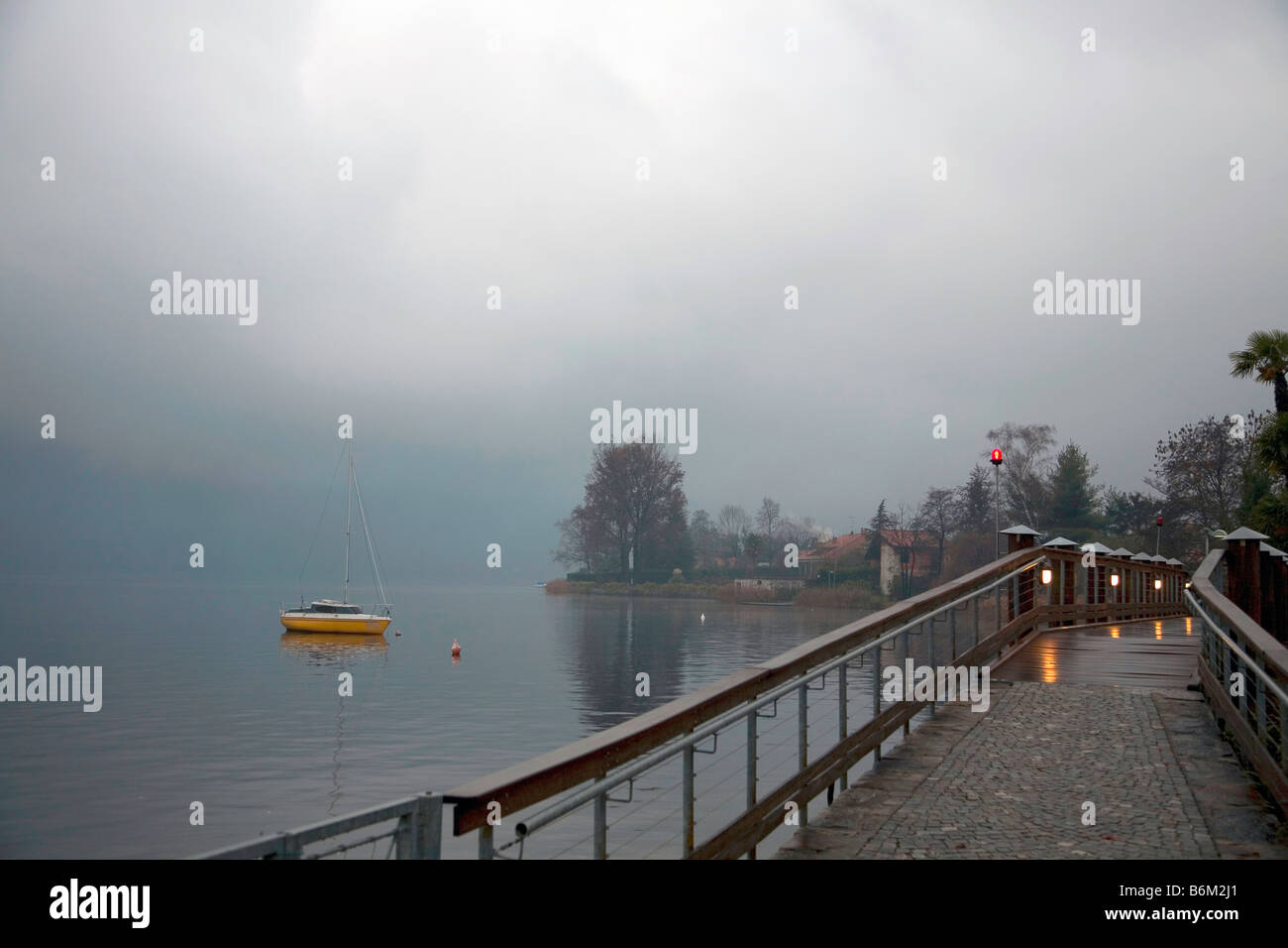 Winterlandschaft am Lago d ' Orta; einen erleuchteten Gang über Wasser, der Himmel ist schwer mit Winter und ein Sturm kommen. Stockfoto