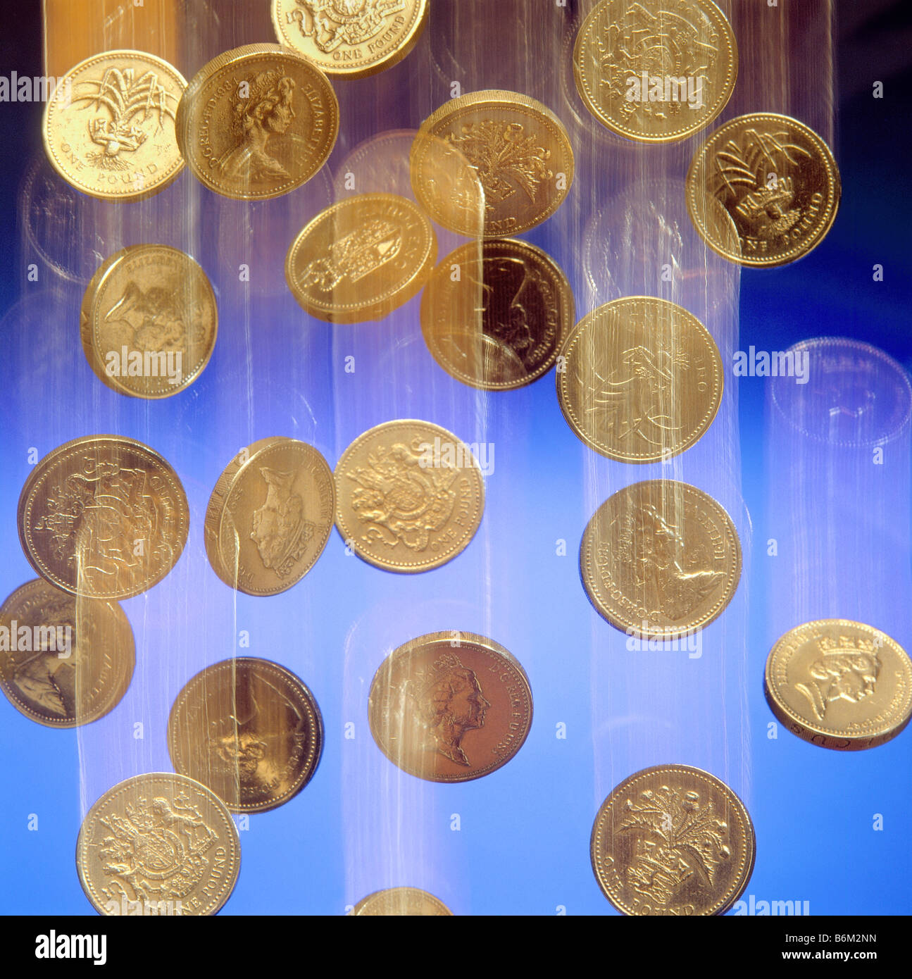 Original britisches Pfund Münzen fallen Stockfoto