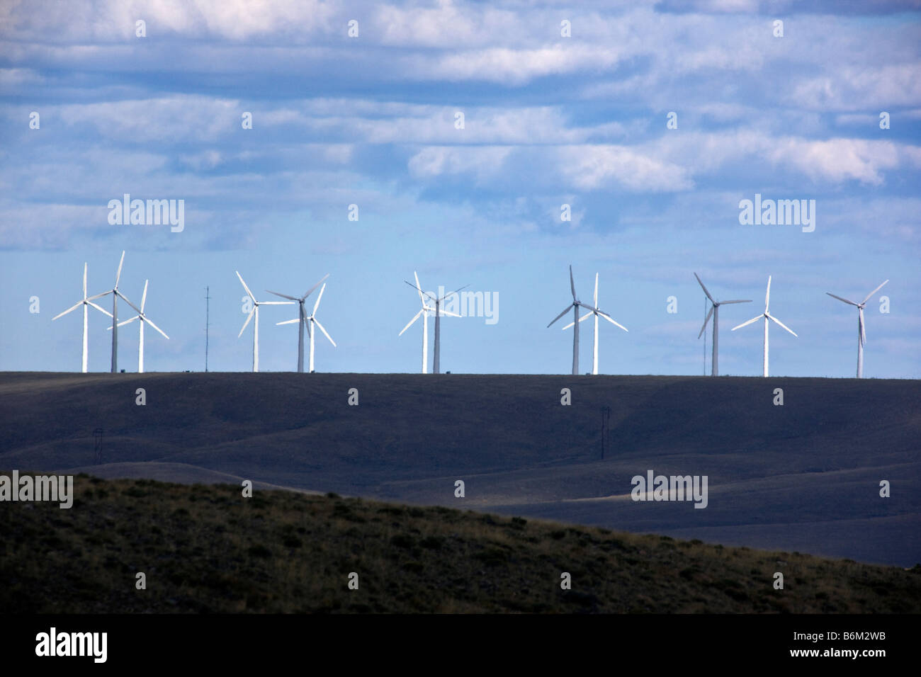 Windräder erzeugen elektrischen Strom in der Nähe von Arlington, Wyoming, USA Stockfoto