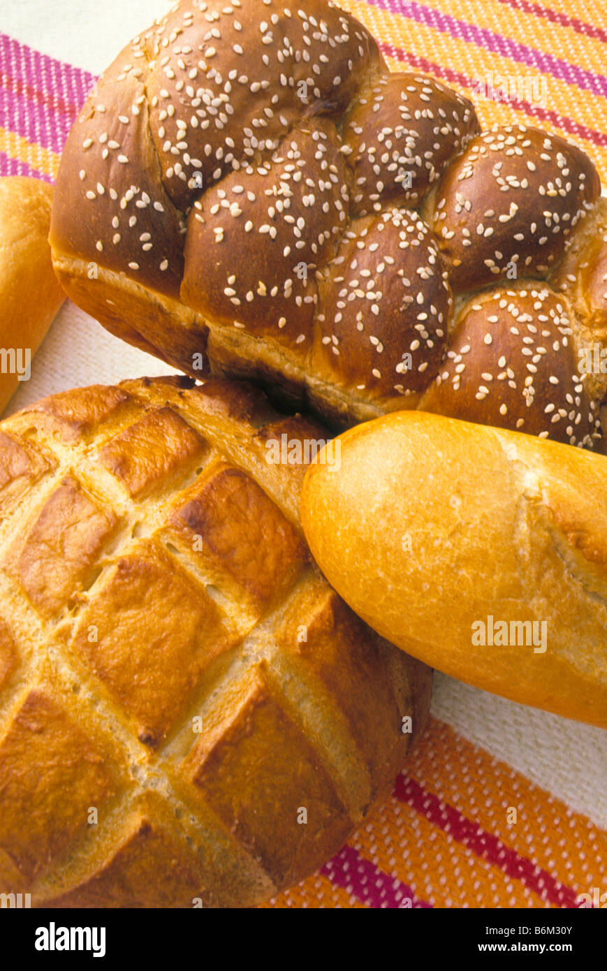 Vielzahl von Brot auf bunten Stoff Stockfoto