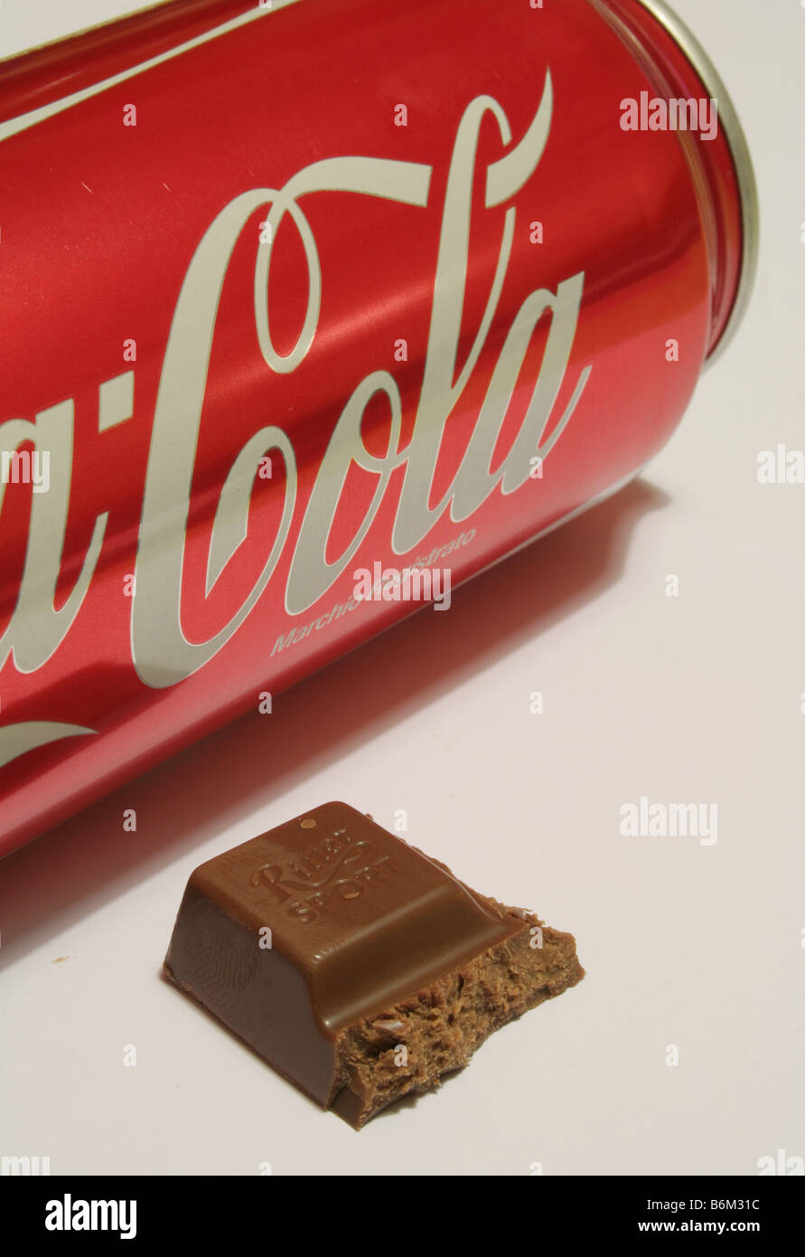 Stück Schokolade und Coca Cola Dose Stockfotografie - Alamy