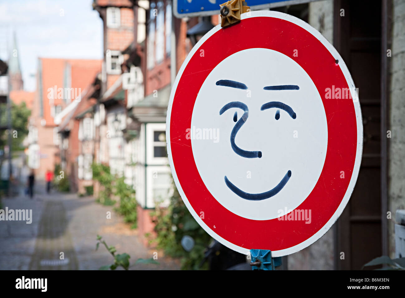 Straßenschild mit lächelnden Gesicht Graffiti in der Stadt Lüneburg Deutschland Stockfoto