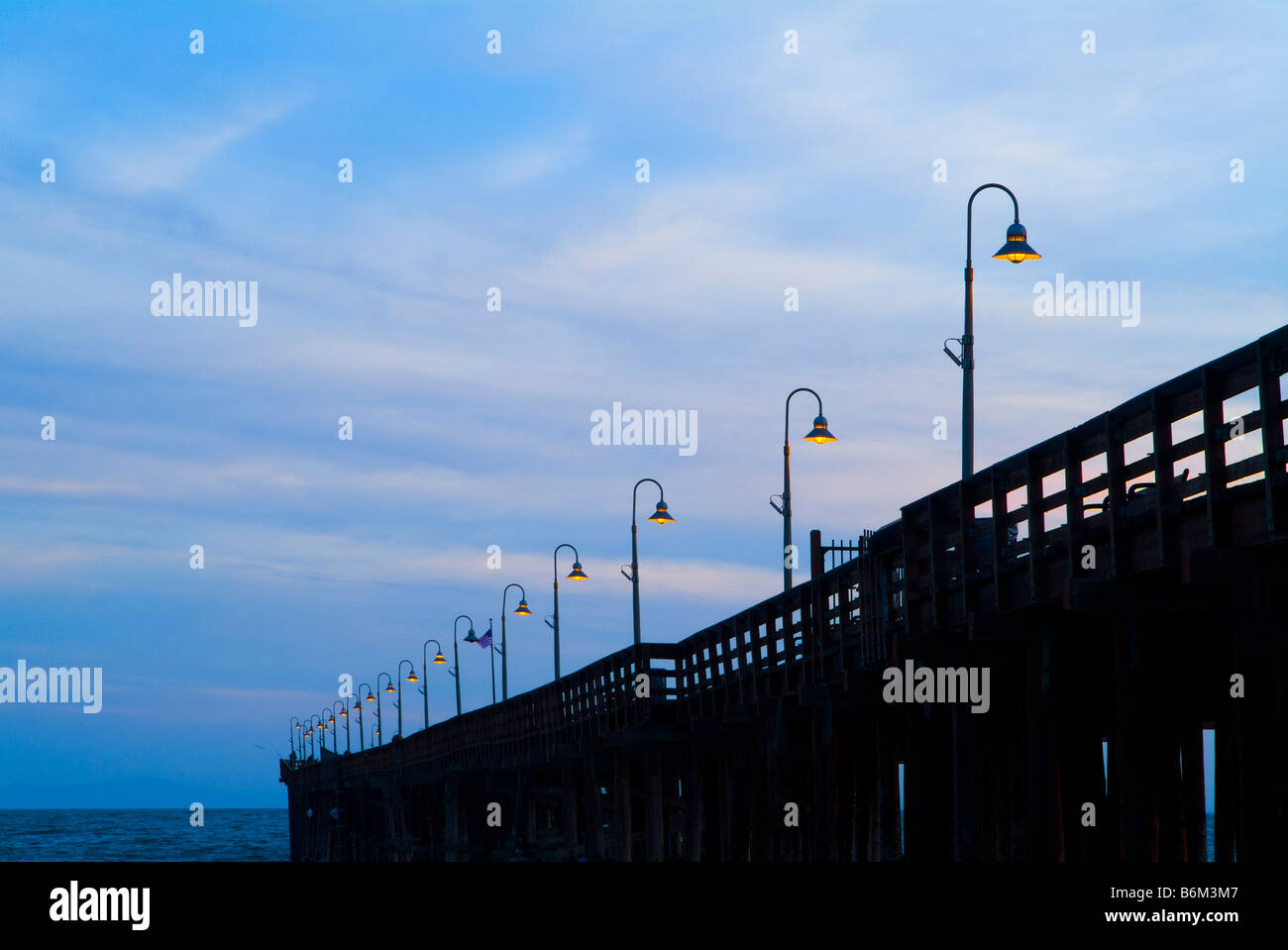 Ventura Pier mit Zeile des Lichts Beiträge Lampen bei Sonnenuntergang, Ventura Kalifornien USA Stockfoto