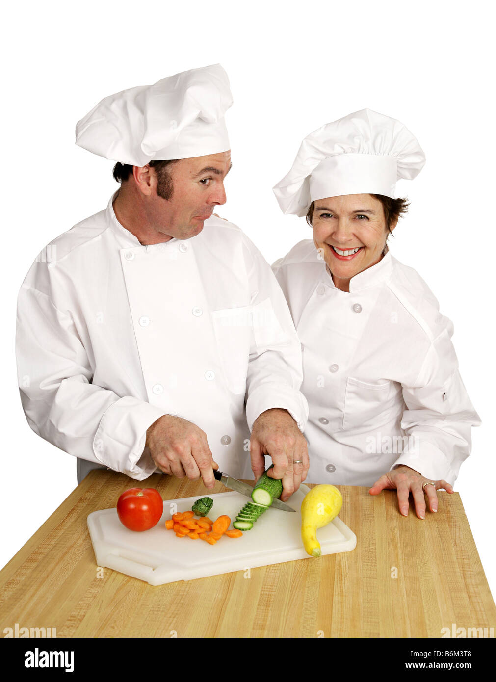 Zwei Köche Lachen und scherzen am Arbeitsplatz isoliert auf weiß Stockfoto