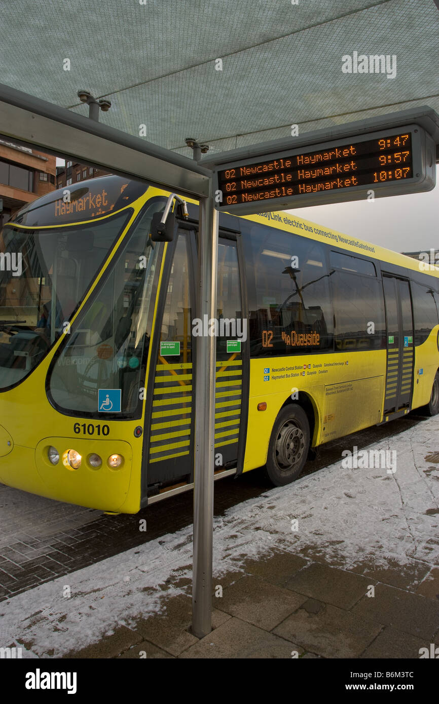 Quaylink helle gelbe Diesel-elektrisch angetriebene Bus in der Nähe von Krug und Klavier Newcastle quayside Stockfoto