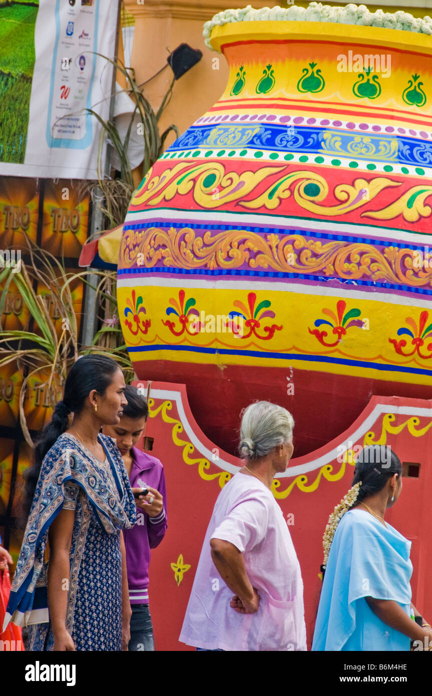 Frauen stehen vor großen bunten Keramiktopf in Little India Singapur Bus warten Stockfoto