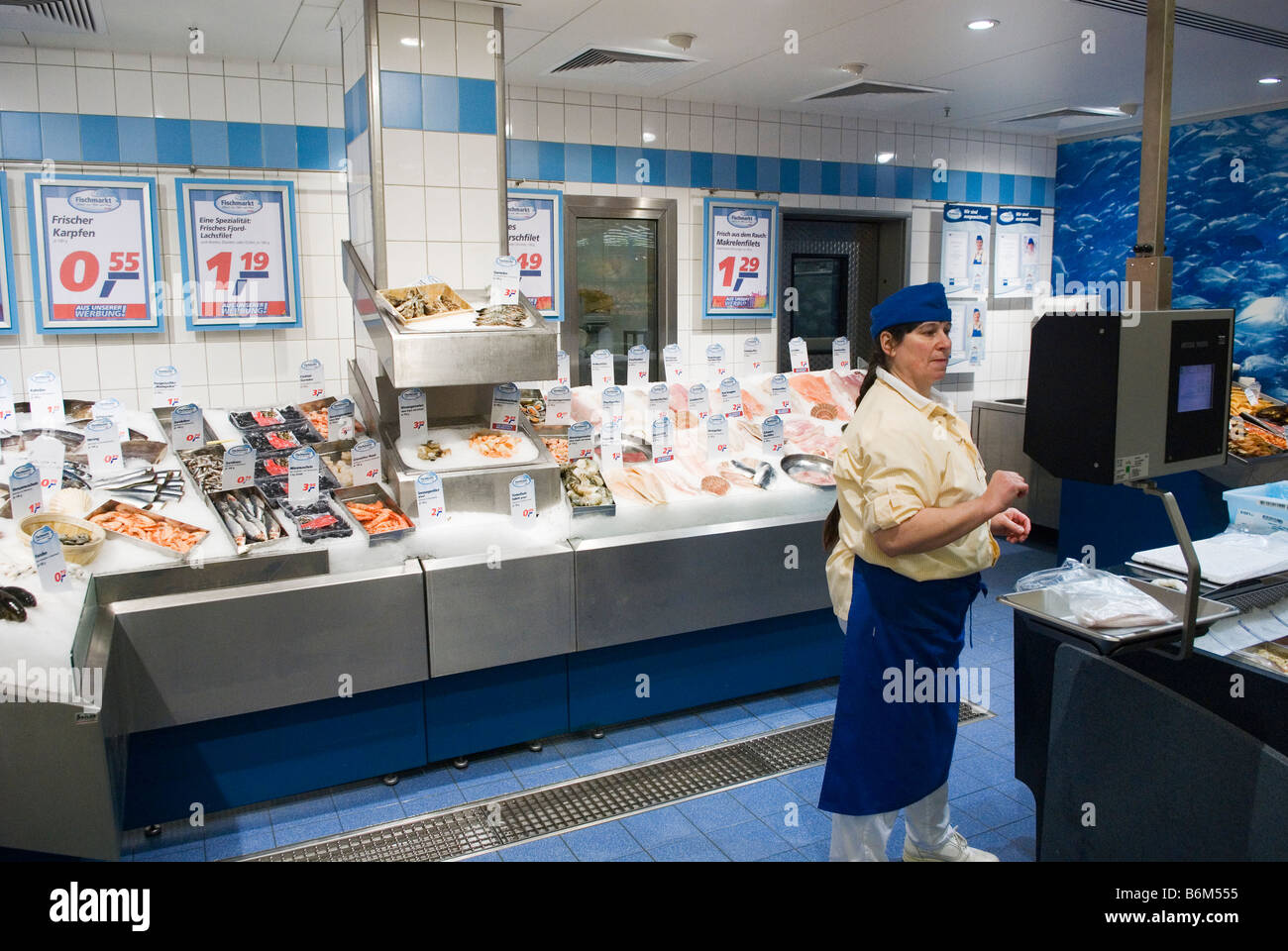 frischer Fisch in die wirkliche Zukunft Kaufhaus Teil der Metro Group Stockfoto