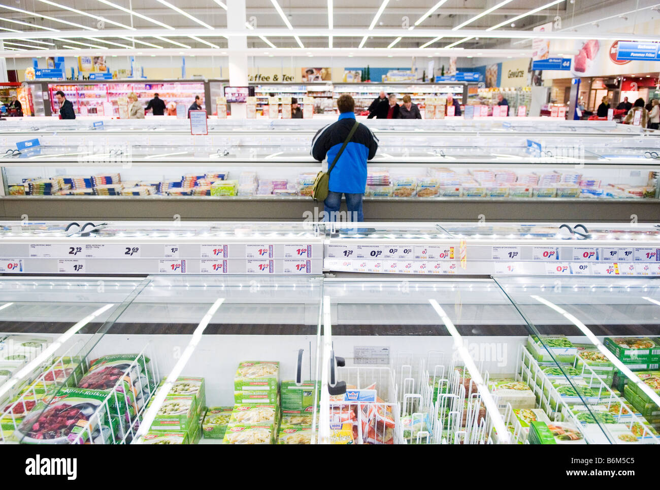 Tiefkühlkost-Sektion im deutschen Supermarkt Stockfoto