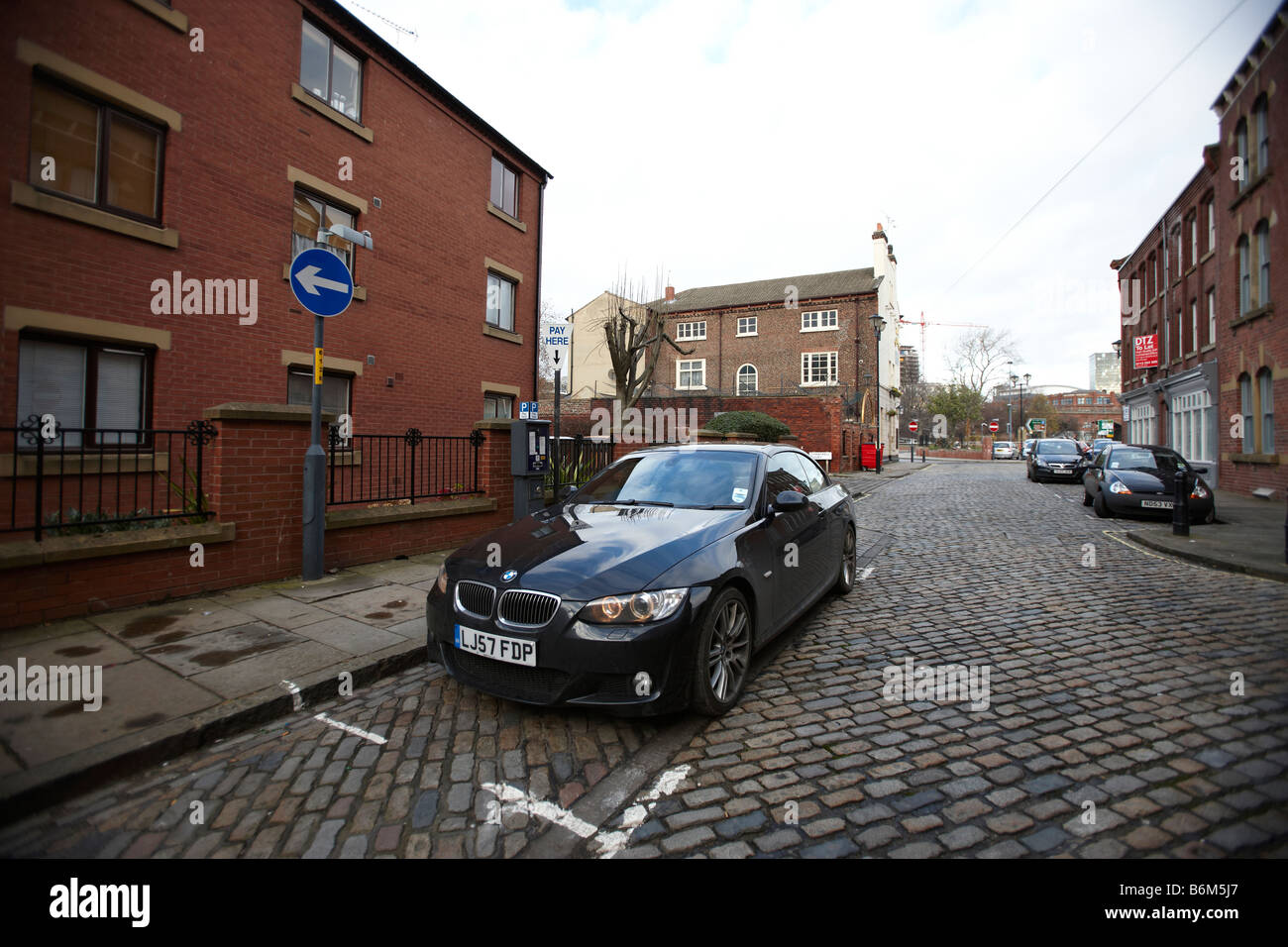 Black BMW 3 Serie Auto geparkt in der gepflasterten Straße in Leeds Stockfoto
