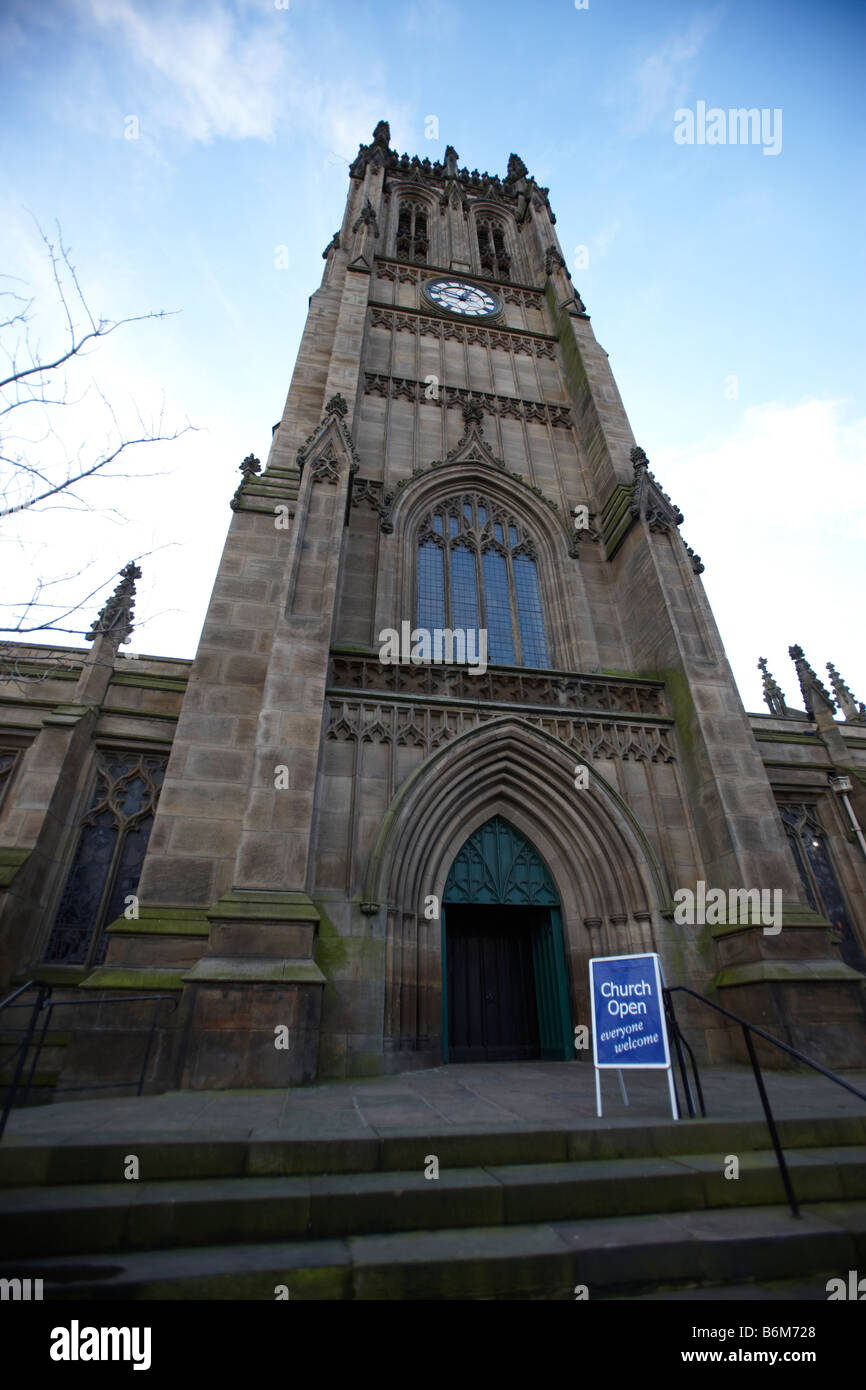 Kirche zu öffnen jeder willkommen Schild außerhalb Leeds Pfarrei Kirche Eingang Stockfoto