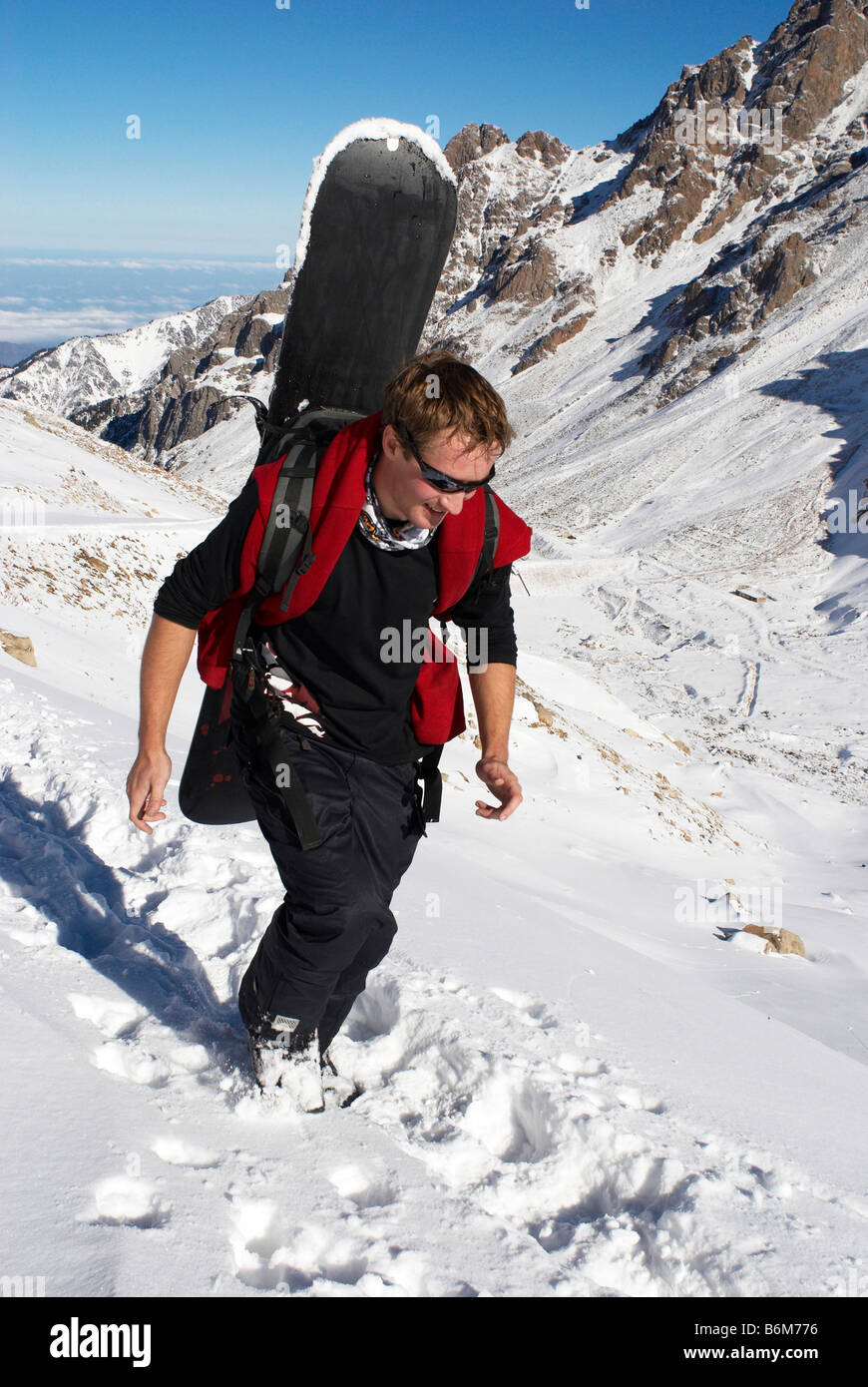 Snowboarder bergauf für freeride Stockfoto