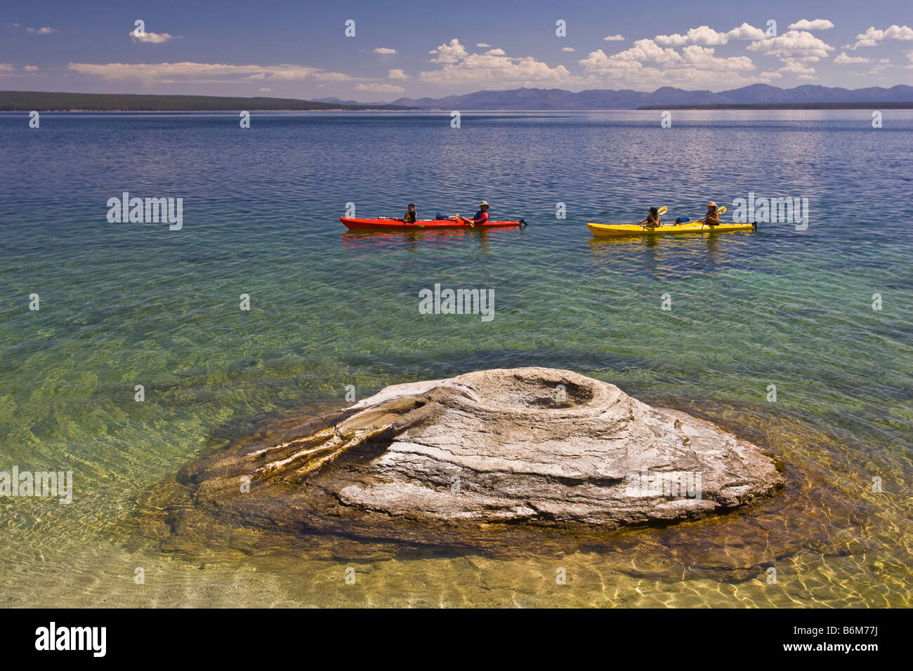 YELLOWSTONE-Nationalpark, WYOMING, USA - Touristen in Kajaks paddeln durch Fischerei Kegel, West Thumb Geyser Basin, Lake Yellowstone. Stockfoto