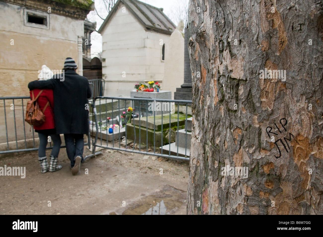 Menschen am Grab von Jim Morrison auf dem Père Lachaise Friedhof in Paris Frankreich Stockfoto