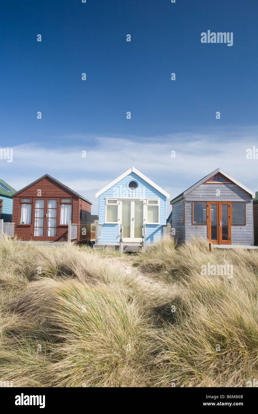 Drei Strand Hütten auf der Mudeford Sandbank, Christchurch, Dorset, Großbritannien Stockfoto