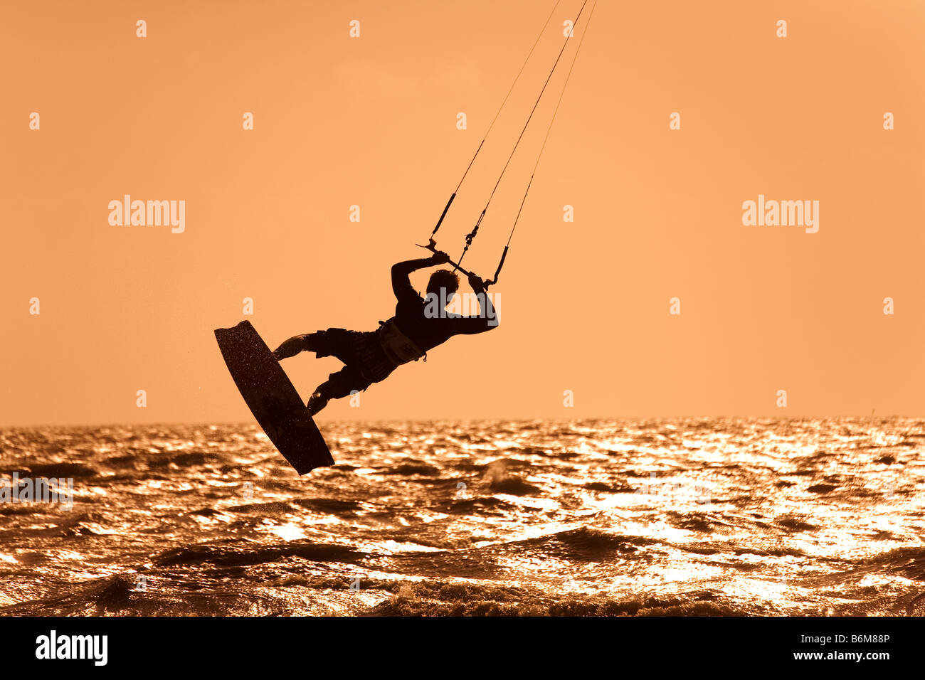 Kitesurfen, zeigt die Form des Boards auf dem Meer bei Harlingen Niederlande Stockfoto