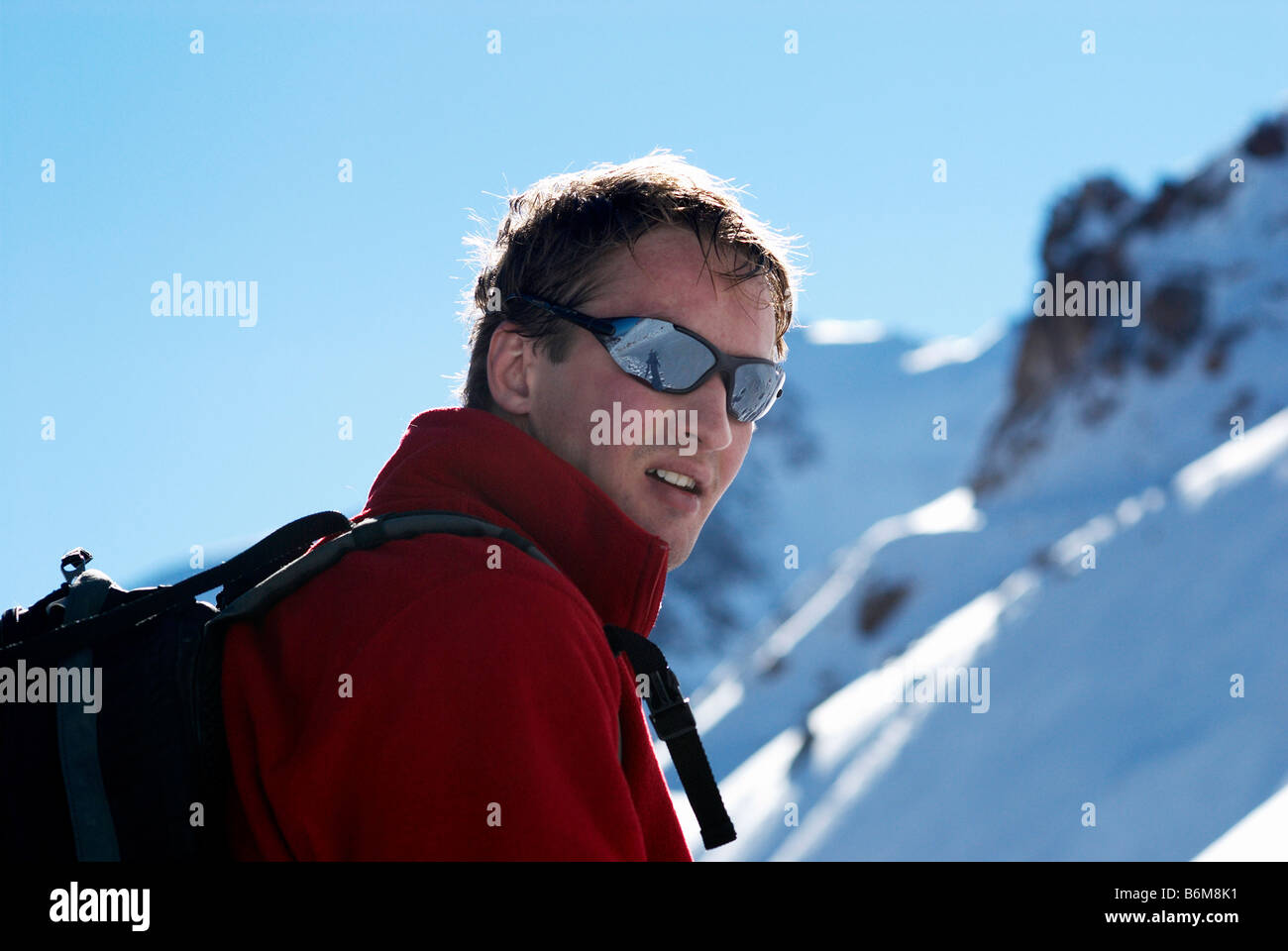 Yong Mann fährt im Winter Berg Stockfoto