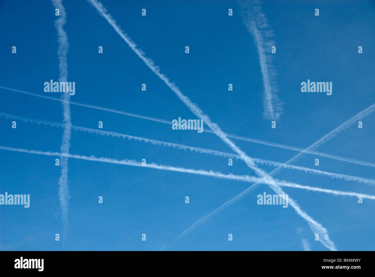 Dezember 2008 Kondensstreifen über East London Stockfoto