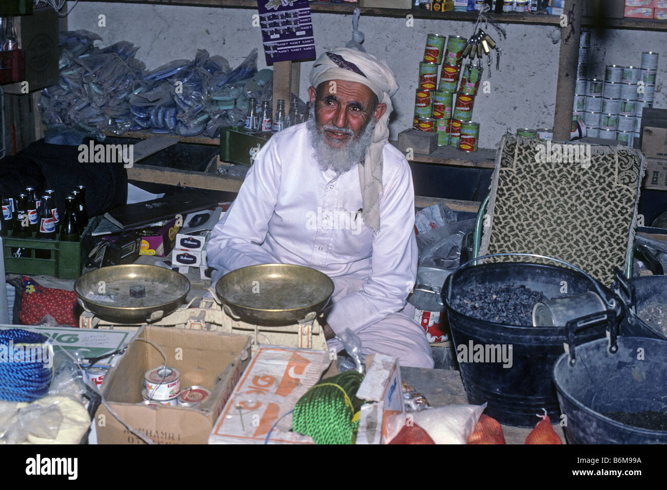 Ladenbesitzer in ein Loch in der Wand Shop Sadah Nord-Jemen Arabien Asien Stockfoto