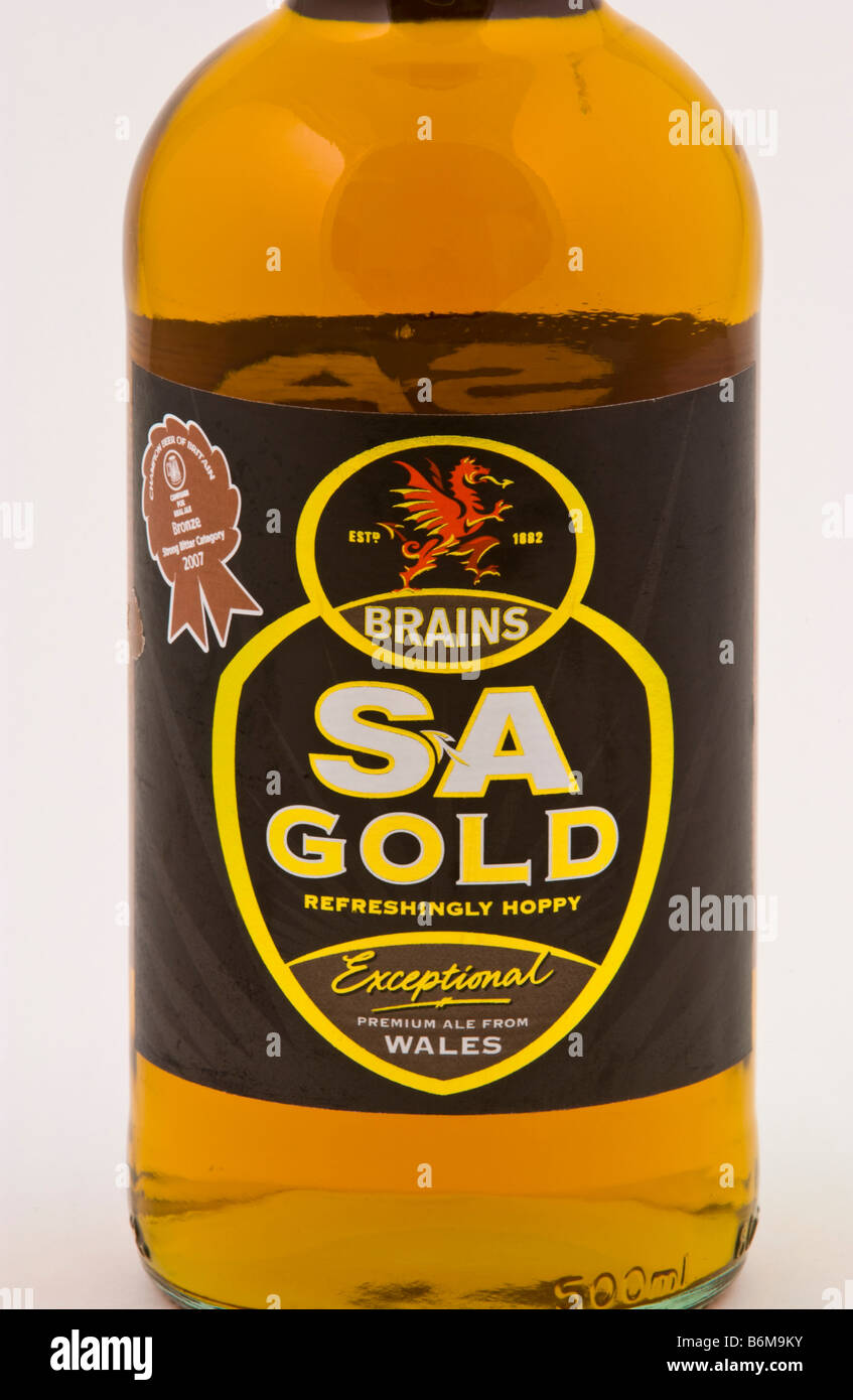 Flasche Gehirne SA Gold Bier gebraut durch SA Gehirn an der Cardiff Brauerei Cardiff South Wales UK Stockfoto