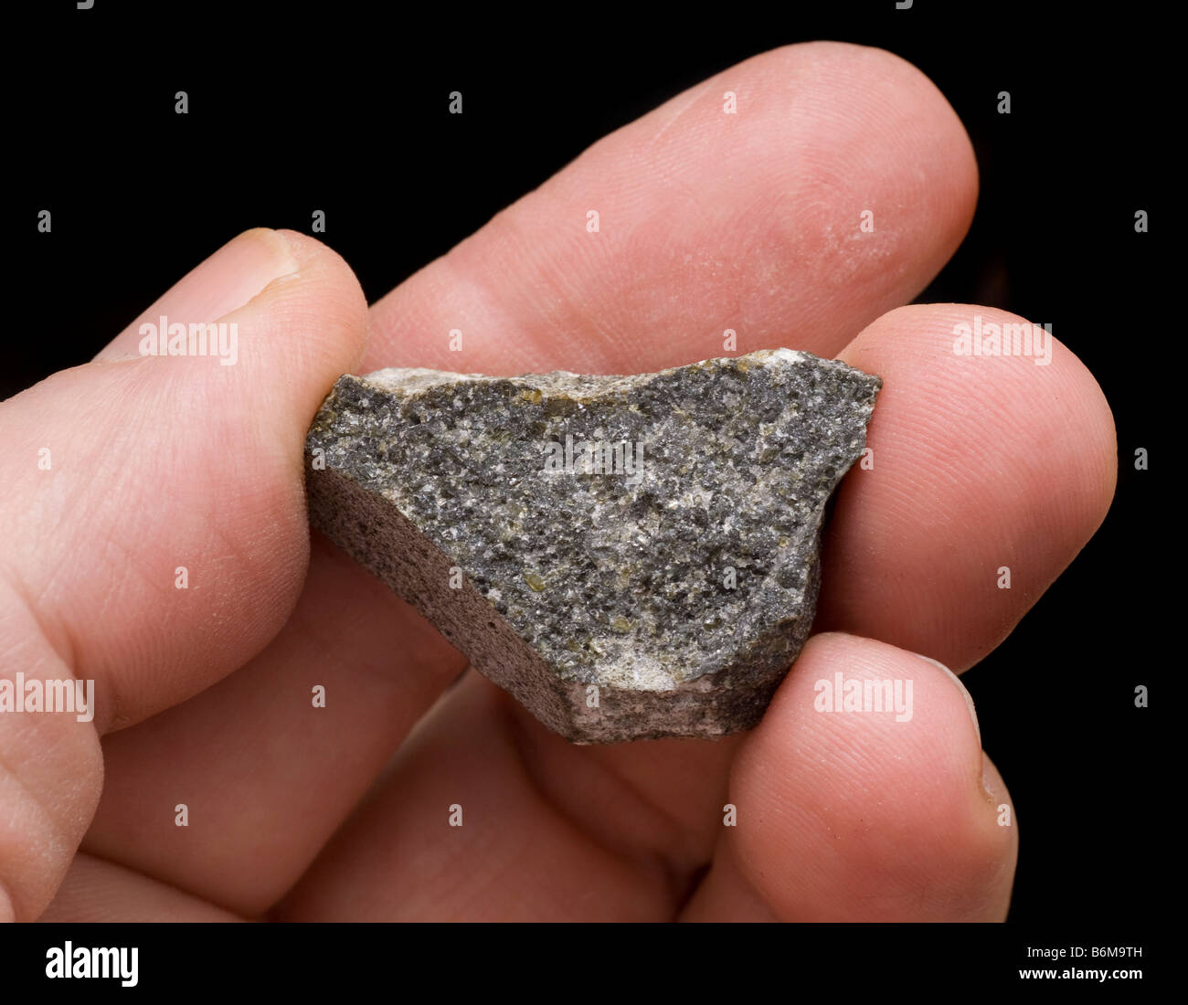 Ein Stück Picrite Stein Hand gehalten Stockfoto