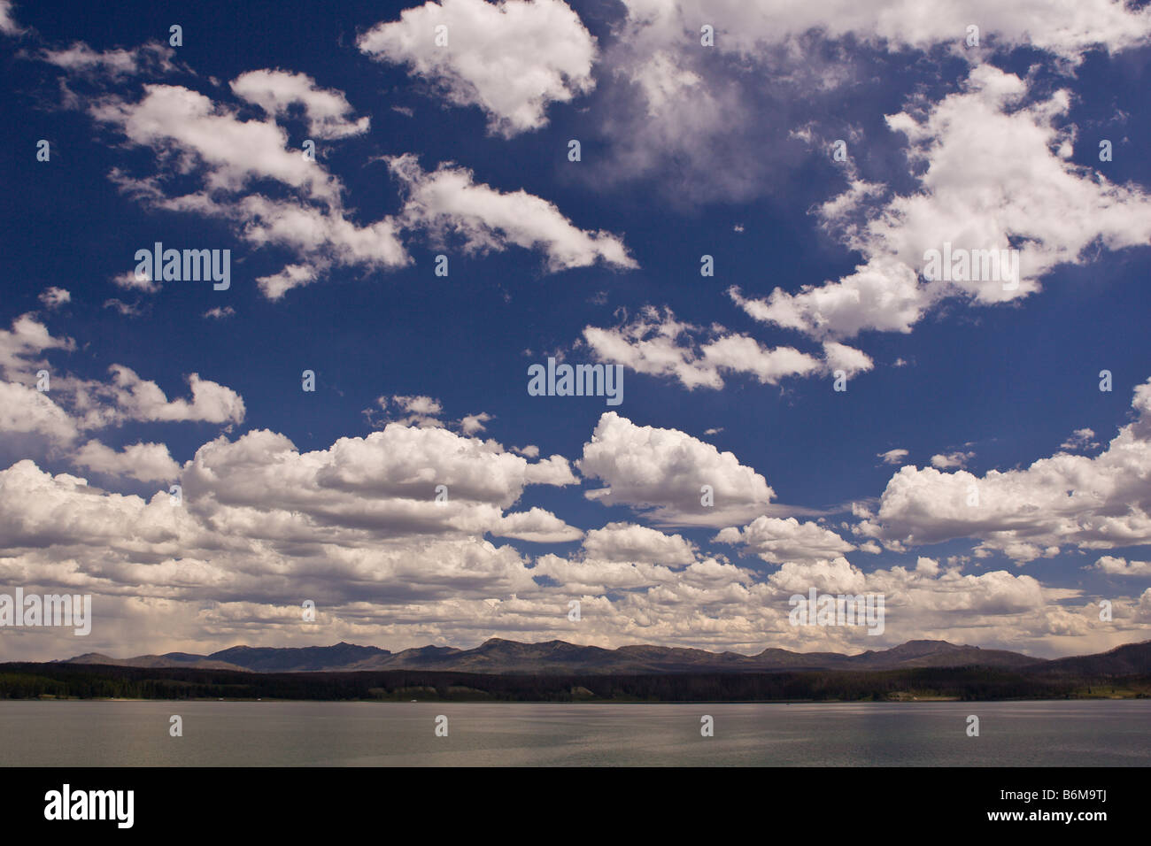 YELLOWSTONE-Nationalpark, WYOMING, USA - Himmel und Wolken über Yellowstone Lake Stockfoto