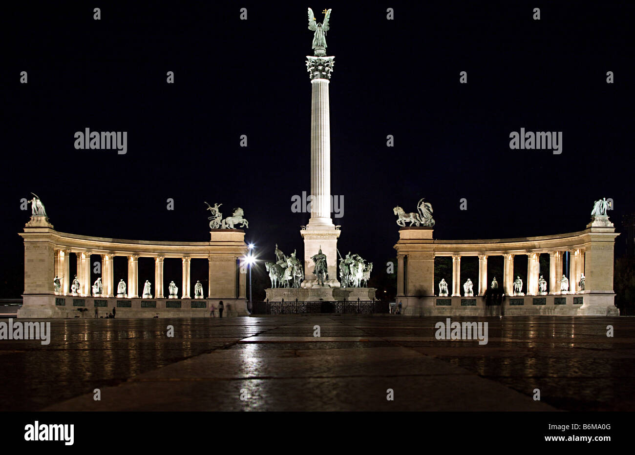 Der Heldenplatz mit dem Millennium-Denkmal in Budapest, Ungarn, nachts beleuchtet Stockfoto