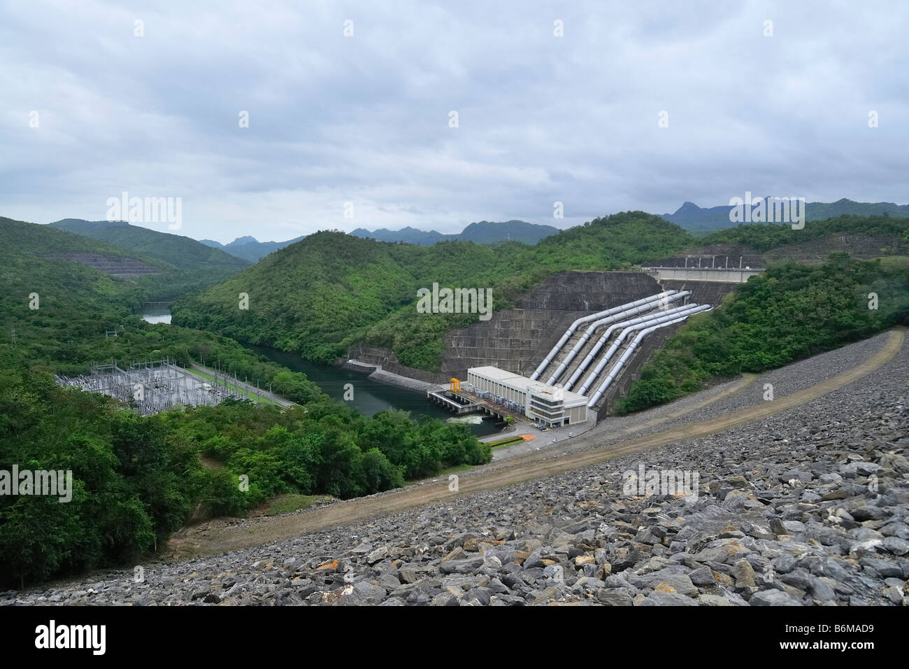 Sri Nakarin Damm, ist es der größte geschüttete Damm mit einem Tonkern in Thailand befindet sich am Fluss Khwae Yai (River Kwai) Stockfoto