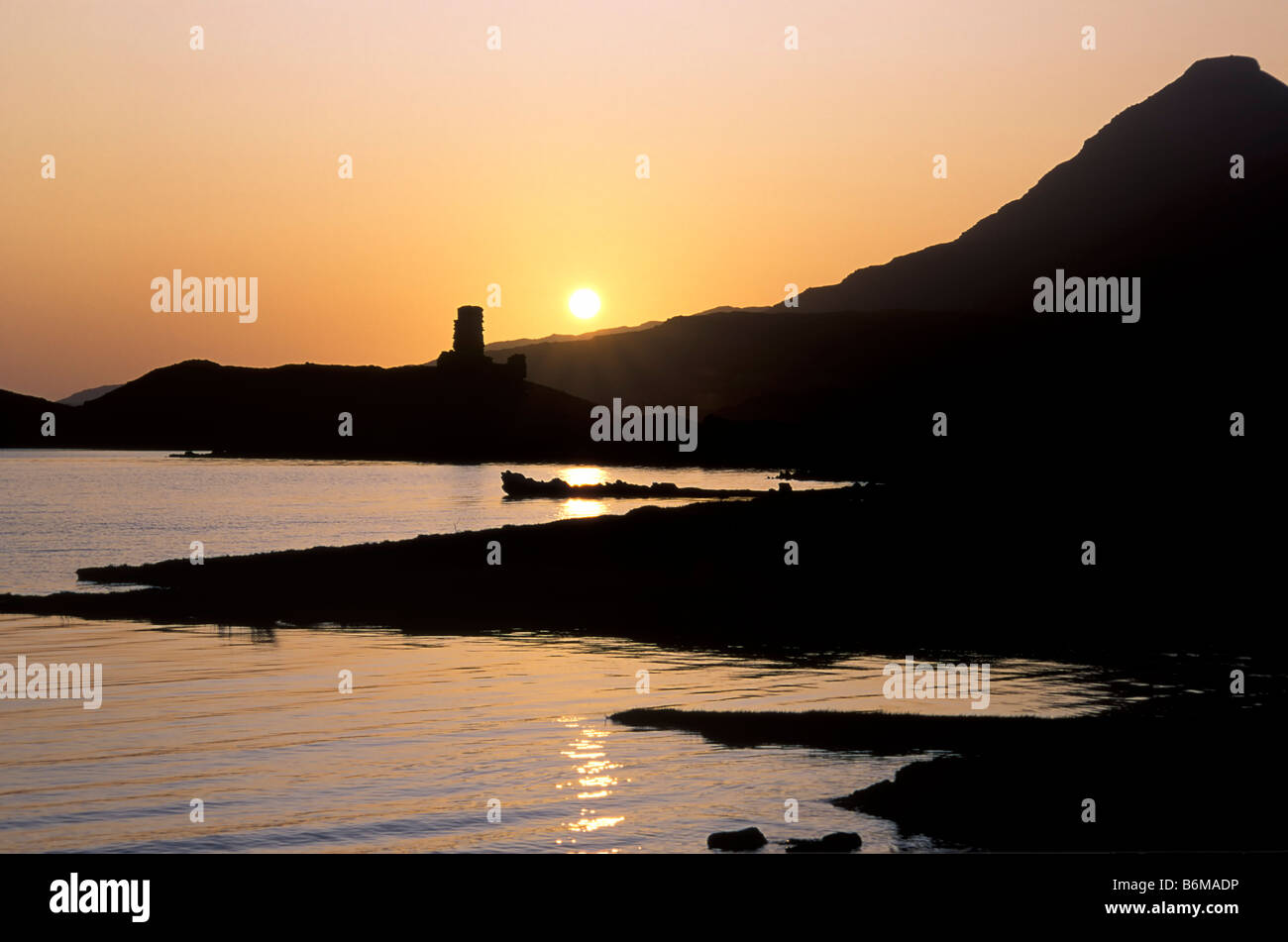 Ardvreck Castle und Quinag bei Sonnenuntergang Stockfoto