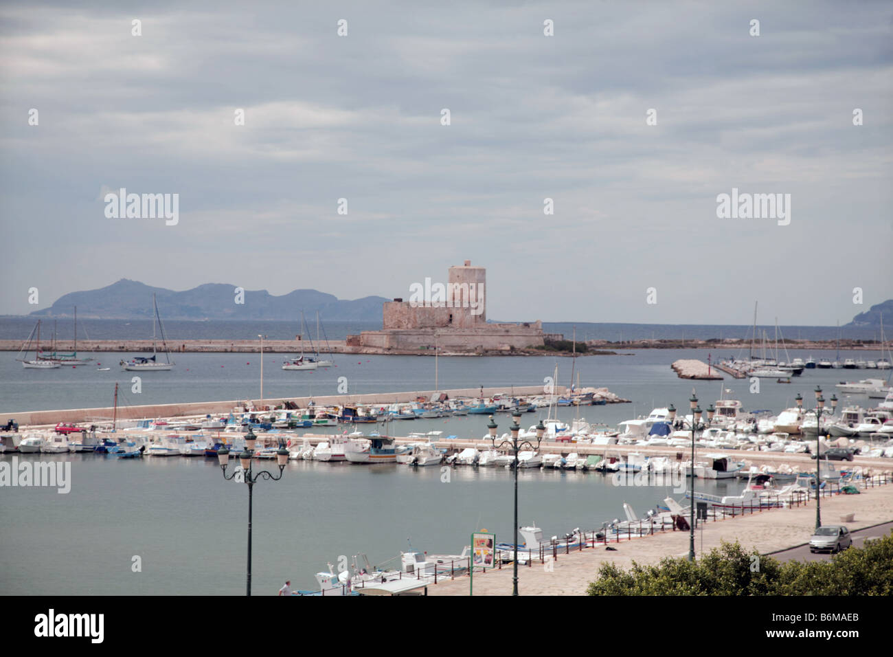 Blick in Richtung der Insel Favignana aus Via Regina Elina in der Stadt Trapani im Westen Siziliens Stockfoto