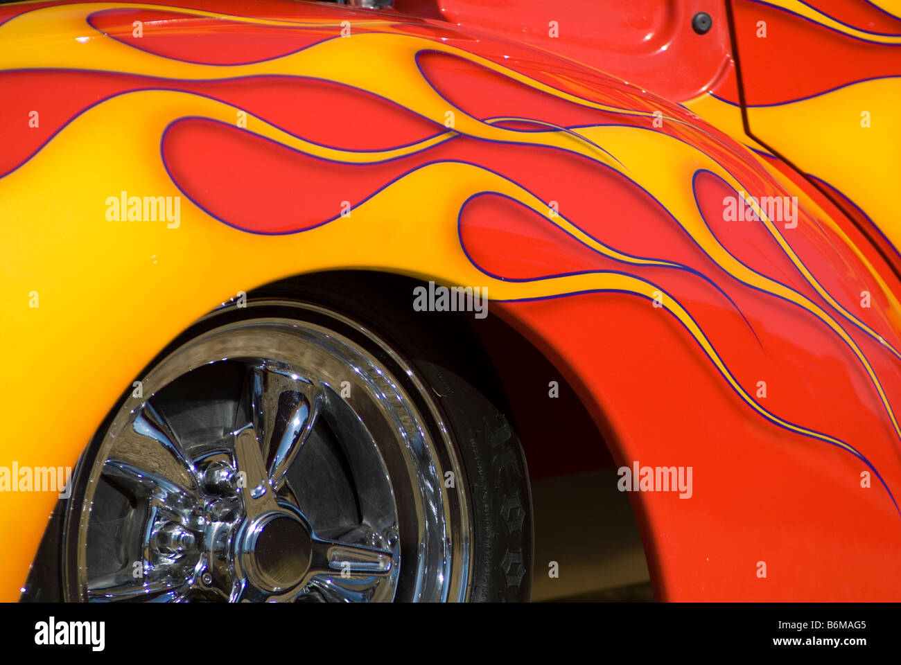 Schutzblech Ein Showcar Bei Einer Hot Rod Show Mit Flammen Drauf Gemalt Stockfotografie Alamy