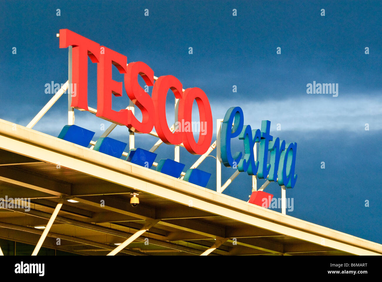 Tesco Extra Zeichen auf dem Dach des Ladens. Stockfoto