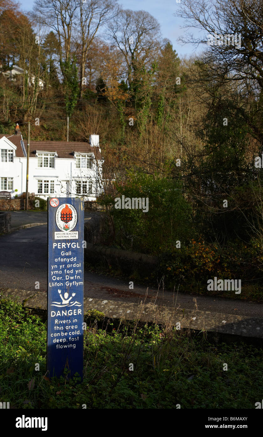 Zweisprachiges Warnschild am Pontneddfechan, Neath Valley, South Wales, UK Stockfoto