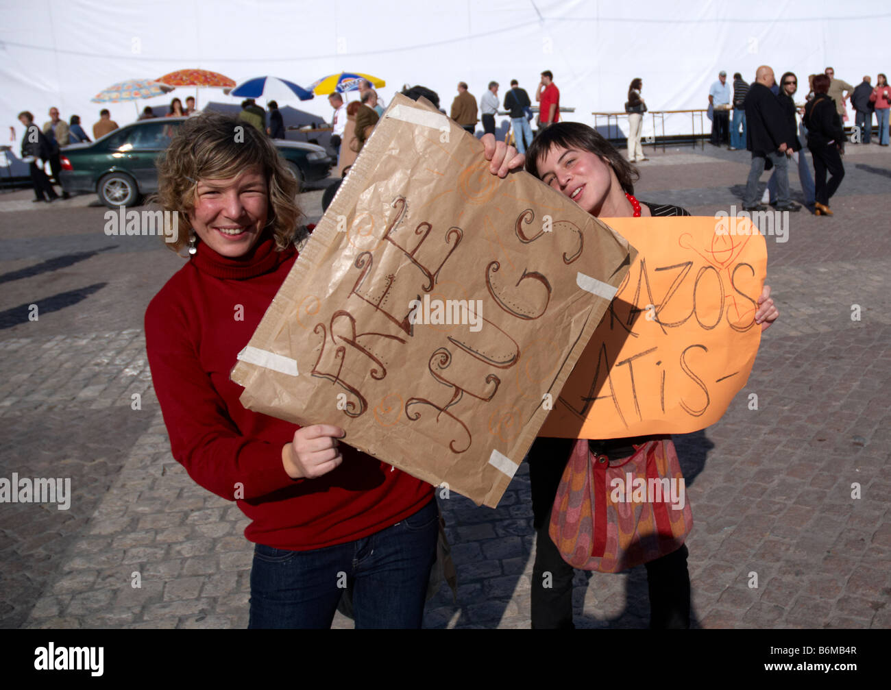 Zwei spanische Studenten bietet Free Hugs in Madrid Stockfoto